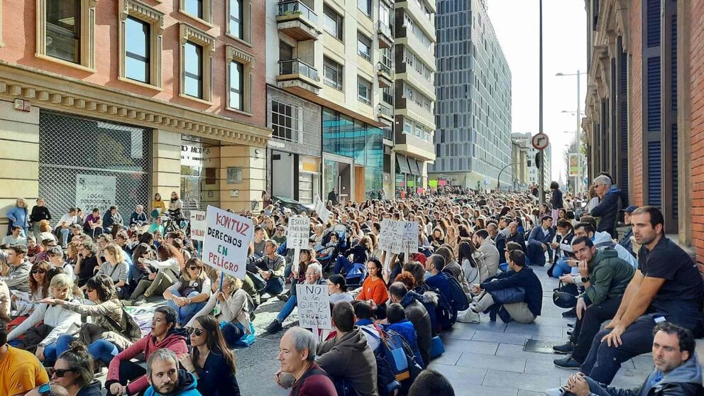 Sentada de los docentes de la educación pública de Navarra en la calle Yanguas y Miranda durante la jornada de huelga de este martes 29 de octubre. LAB