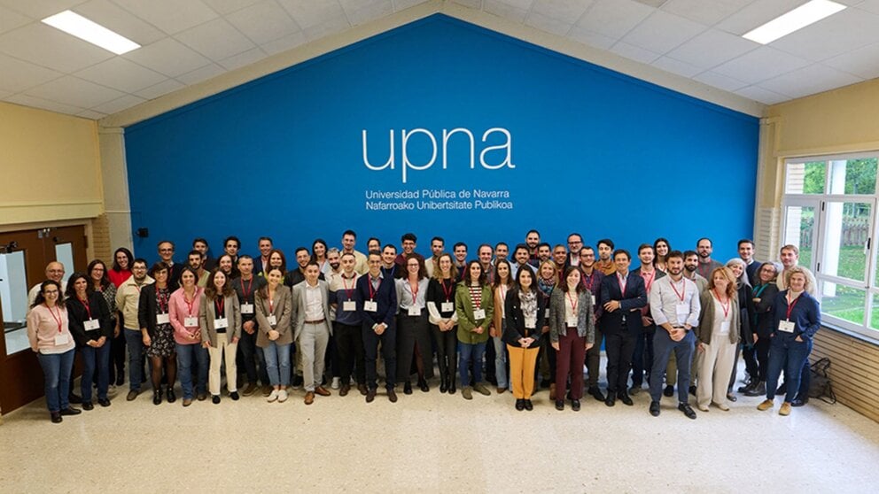 Participantes en el congreso posan en el edificio de El Sario de la UPNA. CEDIDA