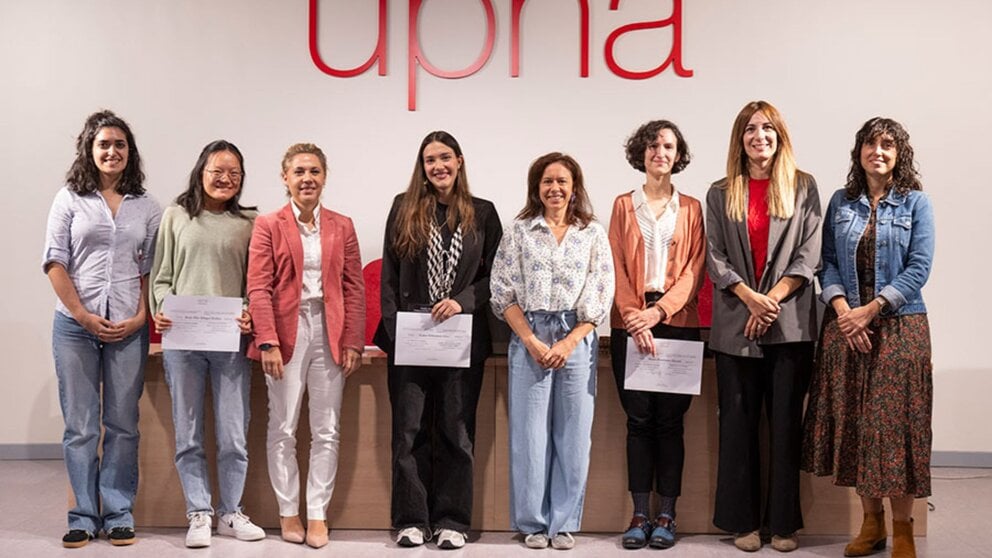 Finalistas y premiadas en el Grado en Enfermería, junto el jurado, profesorado y autoridades académicas. CEDIDA