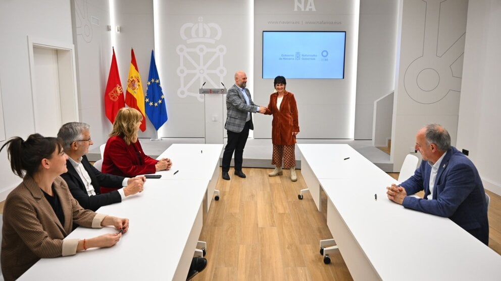 De izda a dcha: la vicepresidenta tercera Alfaro, el vicepresidente primero Taberna, la vicepresidenta segunda Ollo, el consejero Arasti, Laura Aznal y Adolfo Araiz. GOBIERNO DE NAVARRA