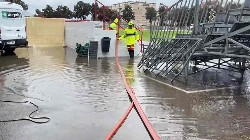 Estado de la zona de gradas supletorias del campo municipal de deportes de Chiclana este miércoles, el día del partido. PEPE ORTEGA