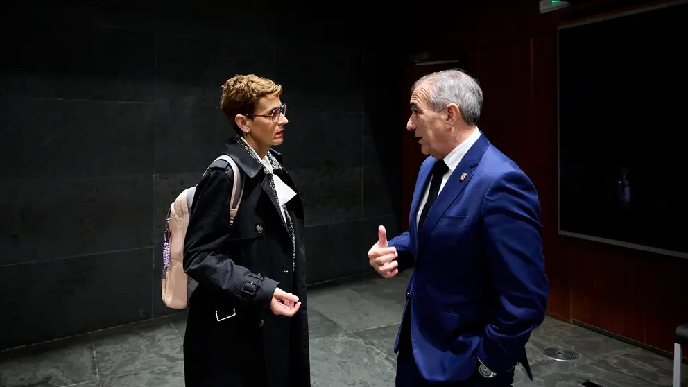 La presidenta del Gobierno María Chivite junto al consejero de Cohesión Territorial Oscar Chivite minutos antes del comienzo del pleno del Parlamento. PABLO LASAOSA