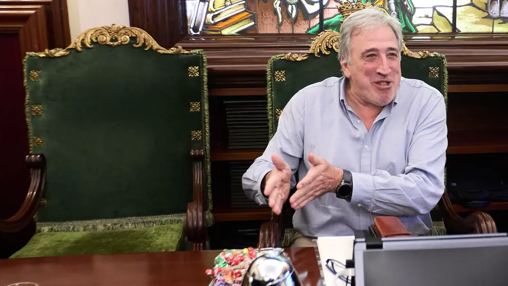 Joseba Asir&oacute;n en el pleno del Ayuntamiento de Pamplona. I&Ntilde;IGO ALZUGARAY