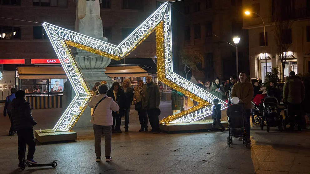 Iluminación navideña en las calles de Pamplona. IÑIGO ALZUGARAY