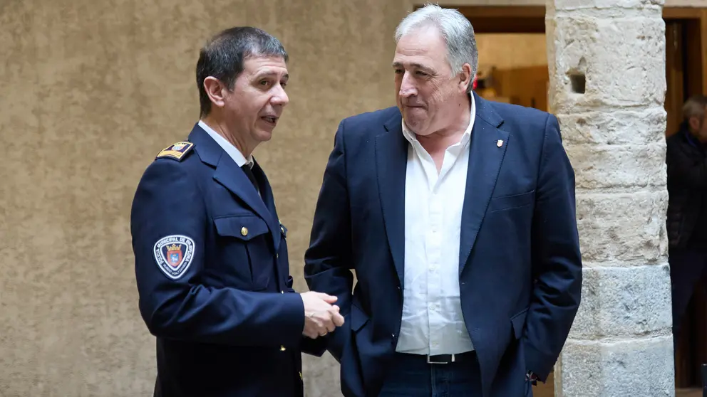 El alcalde de Pamplona, Joseba Asiron; el concejal delegado de Seguridad y Convivencia Ciudadana, Endika Alonso; y el jefe de la Policía Municipal de Pamplona, Antonio Sánchez, presiden el acto de nombramiento de nuevos agentes de la Policía Municipal de Pamplona en el Palacio del Condestable.IÑIGO ALZUGARAY