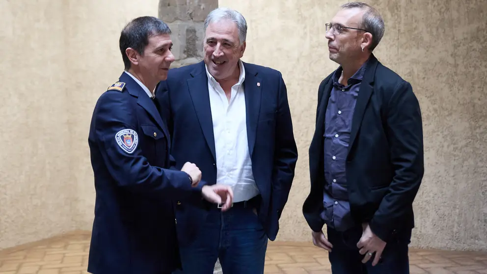 El alcalde de Pamplona, Joseba Asiron; el concejal delegado de Seguridad y Convivencia Ciudadana, Endika Alonso; y el jefe de la Policía Municipal de Pamplona, Antonio Sánchez, presiden el acto de nombramiento de nuevos agentes de la Policía Municipal de Pamplona en el Palacio del Condestable.IÑIGO ALZUGARAY