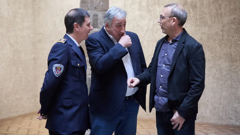 El alcalde de Pamplona, Joseba Asiron; el concejal delegado de Seguridad y Convivencia Ciudadana, Endika Alonso; y el jefe de la Policía Municipal de Pamplona, Antonio Sánchez, presiden el acto de nombramiento de nuevos agentes de la Policía Municipal de Pamplona en el Palacio del Condestable.IÑIGO ALZUGARAY