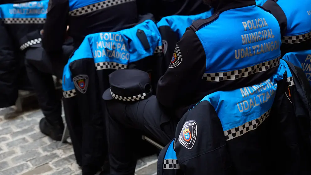 El alcalde de Pamplona, Joseba Asiron; el concejal delegado de Seguridad y Convivencia Ciudadana, Endika Alonso; y el jefe de la Policía Municipal de Pamplona, Antonio Sánchez, presiden el acto de nombramiento de nuevos agentes de la Policía Municipal de Pamplona en el Palacio del Condestable.IÑIGO ALZUGARAY