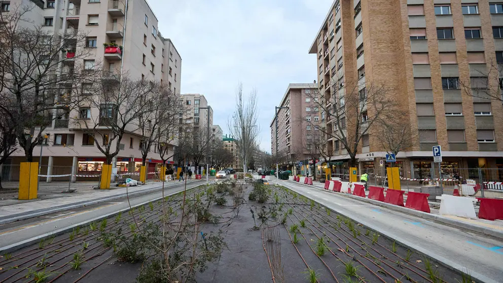 La Gerencia y la Comisi&oacute;n de Urbanismo del Ayuntamiento de Pamplona visitan las obras que se est&aacute;n llevando a cabo en el bulevar de Iturrama para generar un nuevo enlace peatonal con la plaza F&eacute;lix Huarte. I&Ntilde;IGO ALZUGARAY