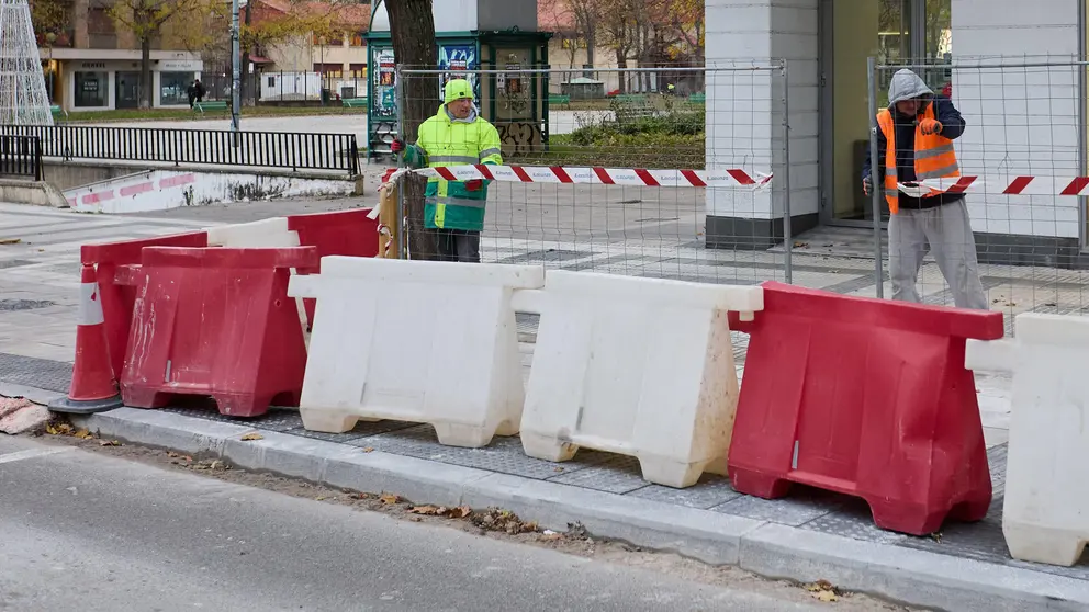 La Gerencia y la Comisi&oacute;n de Urbanismo del Ayuntamiento de Pamplona visitan las obras que se est&aacute;n llevando a cabo en el bulevar de Iturrama para generar un nuevo enlace peatonal con la plaza F&eacute;lix Huarte. I&Ntilde;IGO ALZUGARAY