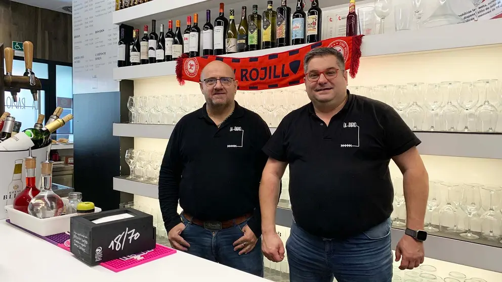 Alfredo y Miguel en la barra del bar restaurante La Radio en Pamplona. Navarra.com