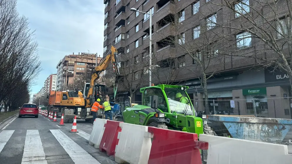 Obras en Pío XII con anulación de carril y de plazas de aparcamiento entre las calles Pedro I e Iturrama en dirección entrada ciudad.
