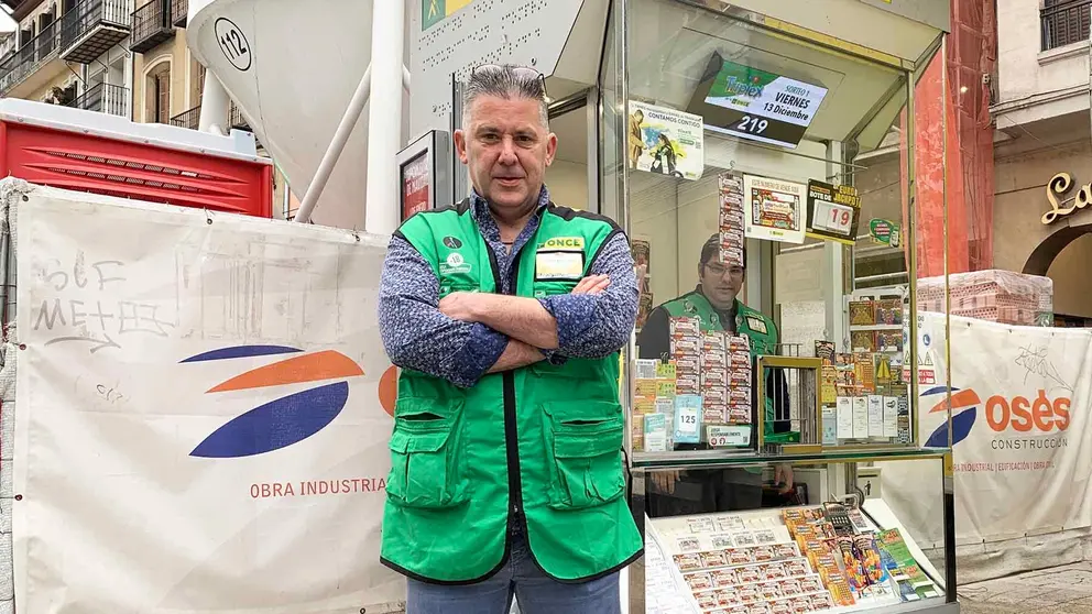 Juan Manuel Pedreño junto a un puesto de la ONCE en la Plaza del castillo de Pamplona. Navarra.com