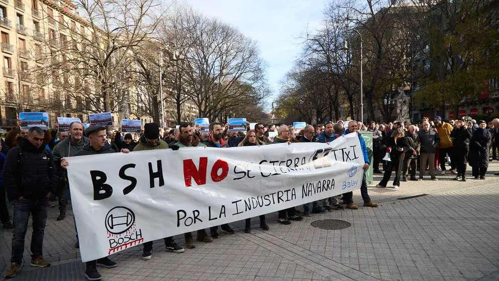 Concentración de trabajadores de la empresa BSH contra el cierre de la factoría de Esquiroz. IÑIGO ALZUGARAY