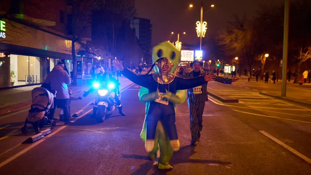 Miles de personas corren la San Silvestre 2024 en Pamplona. PABLO LASAOSA
