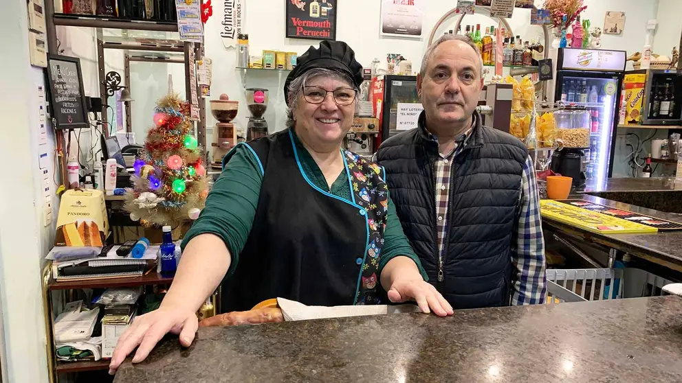 Toñi y Diego en la barra del bar Zubizarra en Burlada. Navarra.com