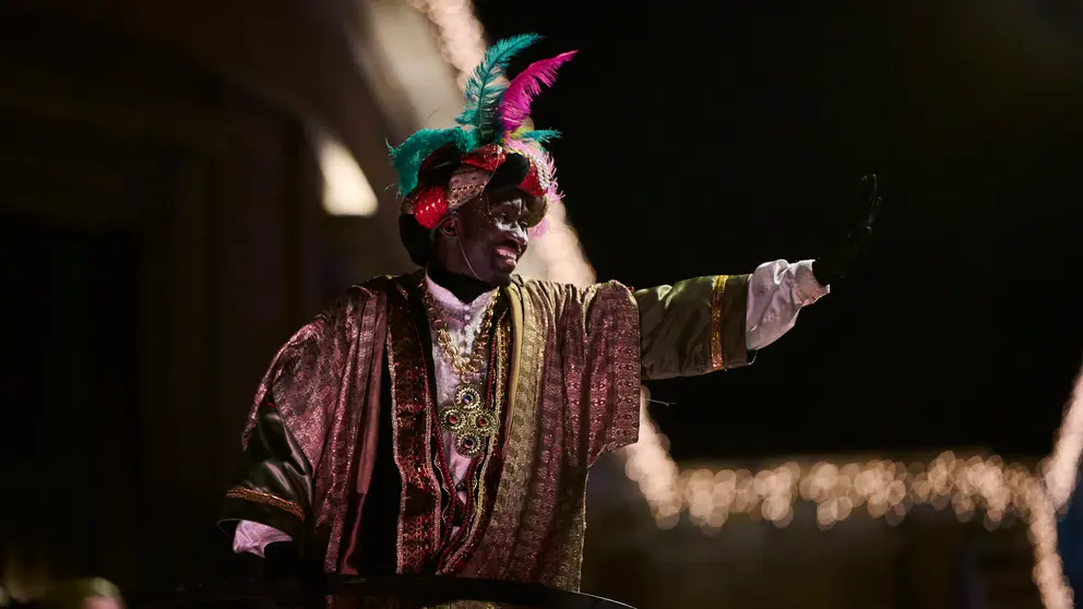 Miles de personas reciben a los Reyes Magos en Pamplona durante la cabalgata de 2025. PABLO LASAOSA