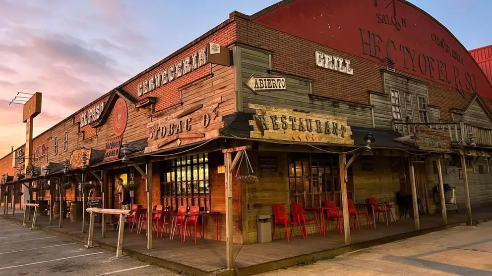 El Restaurante El Paso, ubicado entre Tafalla y Olite, te transporta hasta el Salvaje Oeste. RESTAURANTE EL PASO