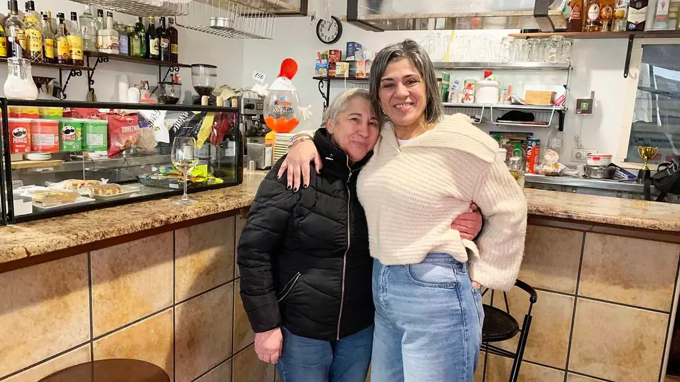 Berta Ricardo y su hija Xana en el bar Oporto de la Rochapea en pamplona. Navarra.com