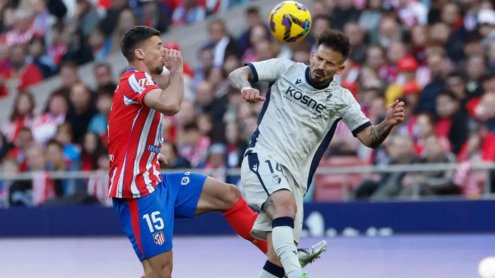 El defensa francés del Atlético de Madrid Clement Lenglet y el centrocampista de Osasuna Rubén García durante el partido de LaLiga entre el Atlético de Madrid y Osasuna, este domingo en el Riyadh Air Metropolitano de Madrid. EFE/ Juanjo Martín