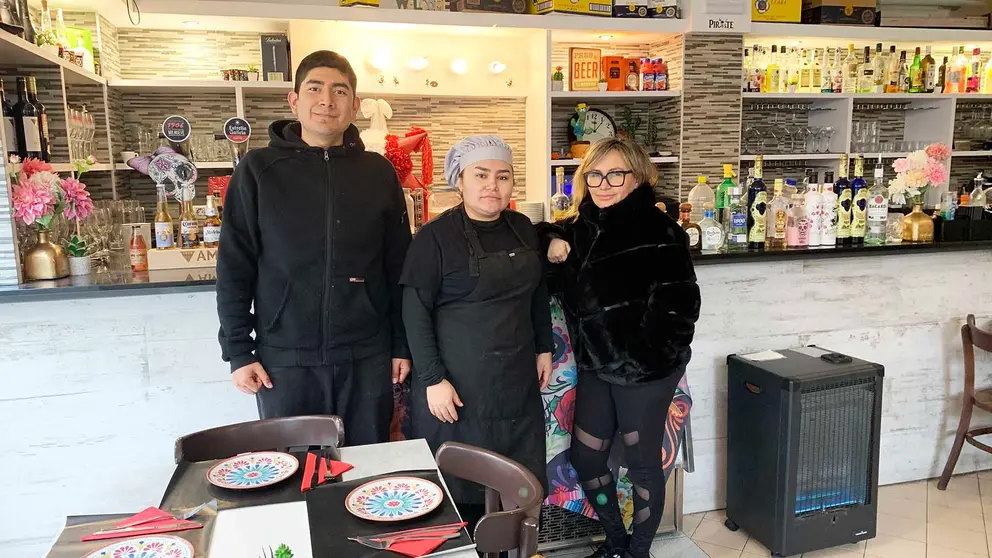 Hugo, Kelly y Abril Ortega Rojo en el restaurante 'Viva México Cabrones' de Pamplona. Navarra.com