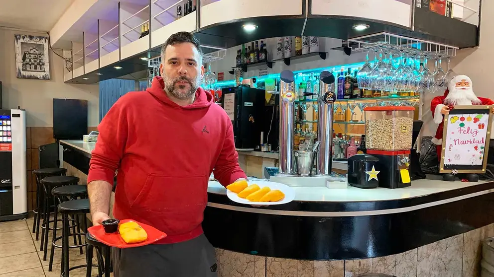 El navarro Raúl García en el bar 'Tu picoteo latino' de Pamplona. Navarra.com