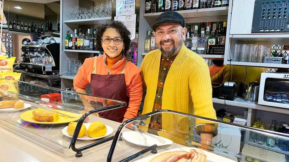 Diana Inés Herrera y Hamilton Tangarife en el bar Mirador de Arre. Navarra.com