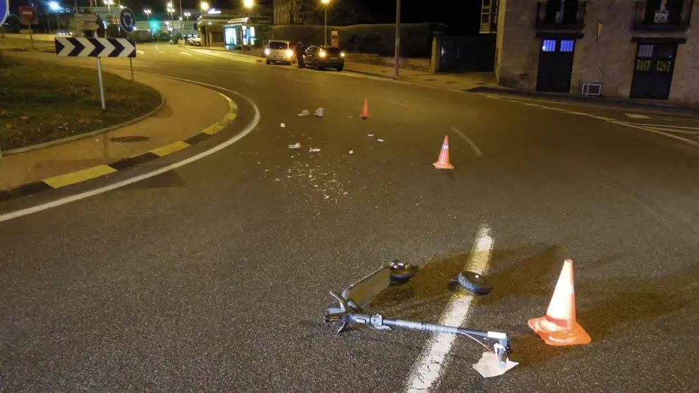 El patinete en la rotonda en la que fue atropellada. POLICÍA FORAL