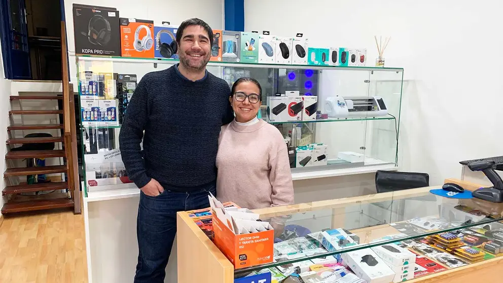 Iván López e Ingrid Lafont en la tienda Beep Informática en Paulino Caballero 47 de Pamplona. Navarra.com