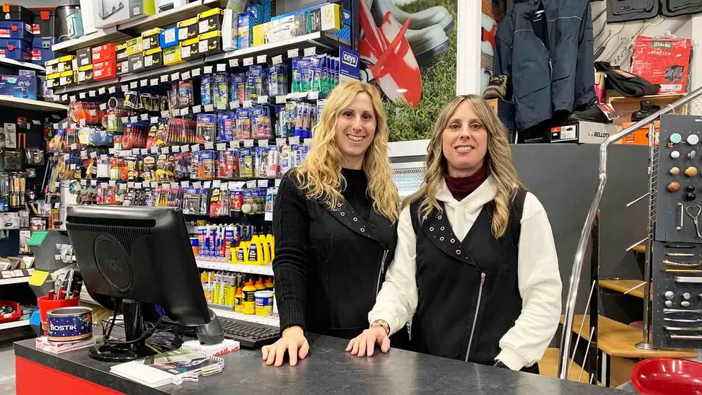 Noelia y Estefanía Idoate Martínez en la ferretería que dirigen en Pamplona. Navarra.com