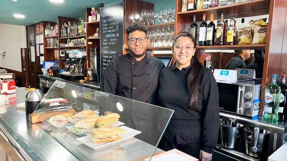 Johan Gómez y Gabriela Castrillón en el bar Otamendi de la Rochapea en Pamplona. Navarra.com