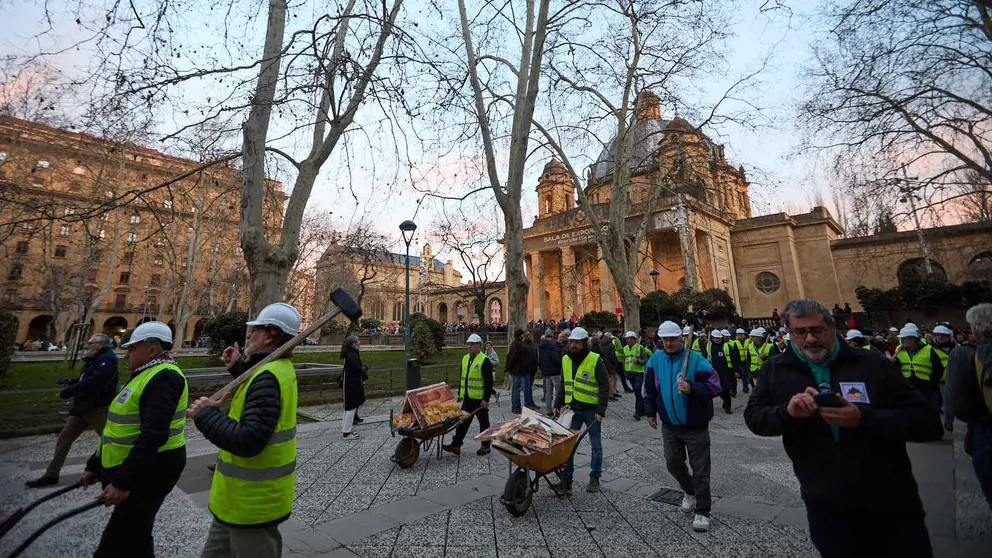 Manifestación convocada por asociaciones memorialista para exigir el derribo del Monumento a los Caídos de Pamplona. IÑIGO ALZUGARAY