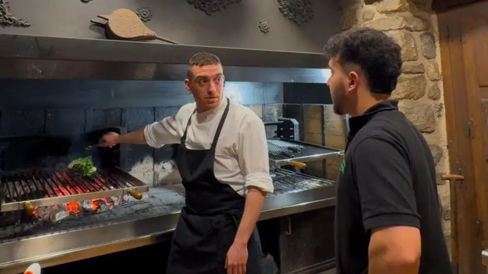 Andoitz Delgado, del asador Erriberri, en la Calle Rúa del Fondo 1A, en Olite. CEDIDA