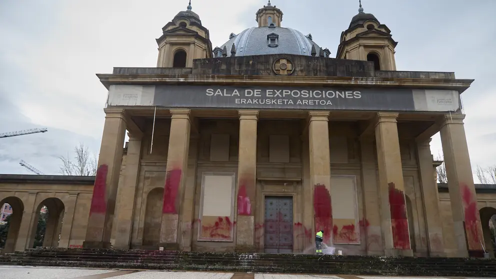 El Monumento a los Caídos en la plaza de la Libertad de Pamplona ha amanecido vandalizado con pintura roja y mensajes para su derribo y contra el fascismo. IÑIGO ALZUGARAY