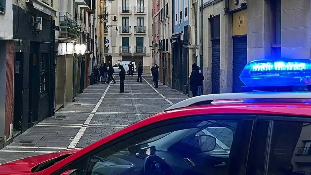 Intervención de la Policía Foral en un punto de venta de droga en el casco viejo de Pamplona, en la calle Tejería. POLICÍA FORAL