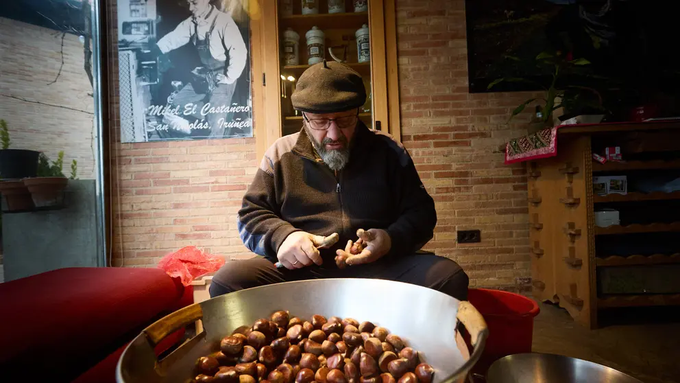 Mikel Álvarez, el castañero de San Nicolás, prepara las castañas en su casa. IÑIGO ALZUGARAY