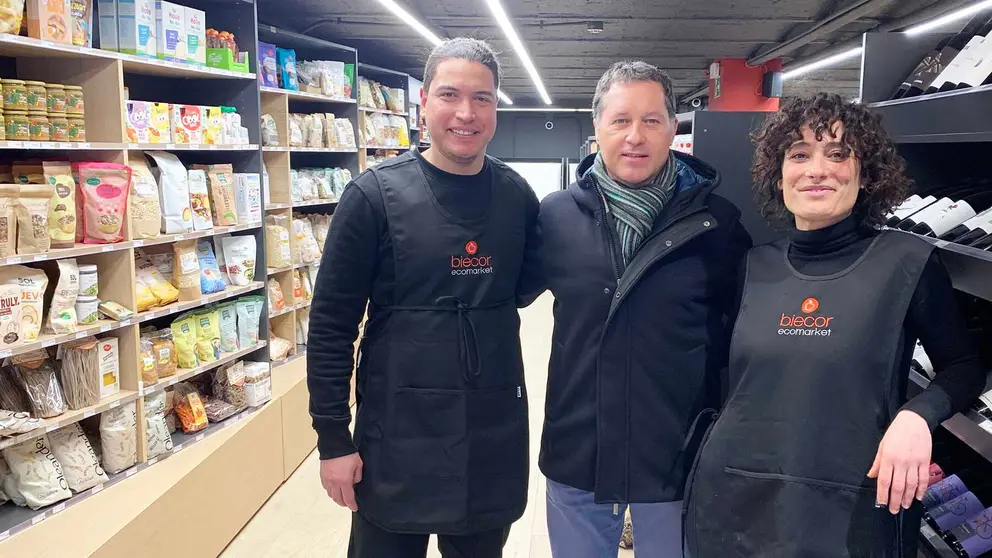 Jiazhac, Alfredo y Anais en  el supermercado Biecor en la avenida de Bayona 46 de Pamplona. Navarra.com