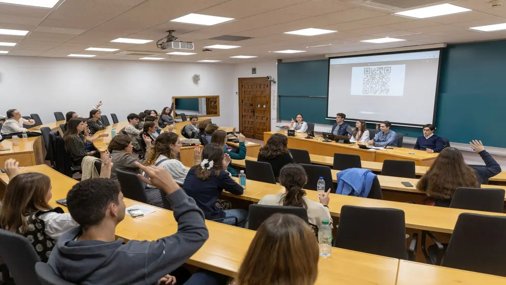 Estudiantes de Educación y Psicología de la Universidad de Navarra participan en un workshop sobre Happycracia, la obligación de ser feliz. CEDIDA