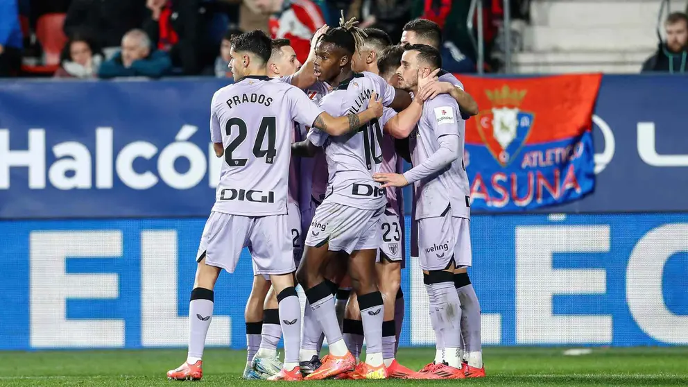 Jugadores del Atlhetic de Bilbao celebran uno de los goles de su equipo en el partido en El Sadar contra Osasuna.