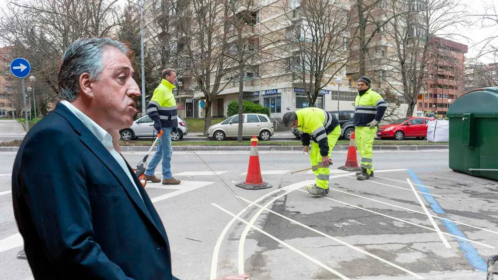 Fotomontaje de Joseba Asirón sobre la imagen de unos operarios trabajando en las obras de Fuente el Hierro, en Pamplona.