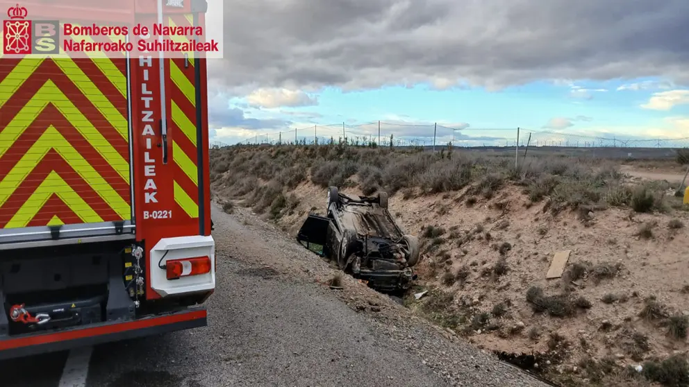 Tres personas trasladadas tras una salida de vía en Murchante. BOMBEROS