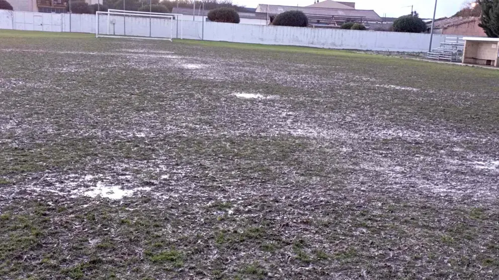 El campo de fútbol de hierba natural del CD Erriberri en Olite está ya totalmente impracticable. CD ERRIBERRI