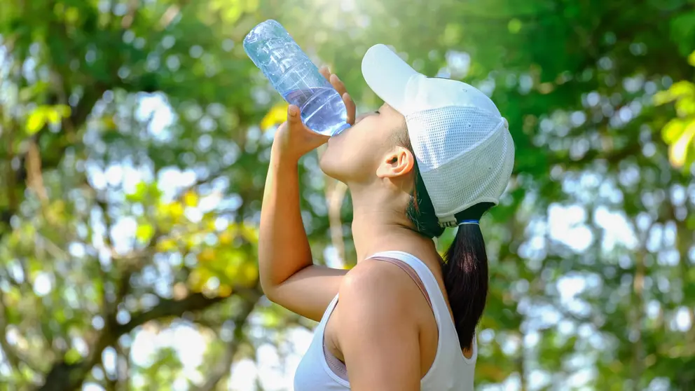 Una adolescente se refresca durante una ola de calor. Me dia - Shutterstock