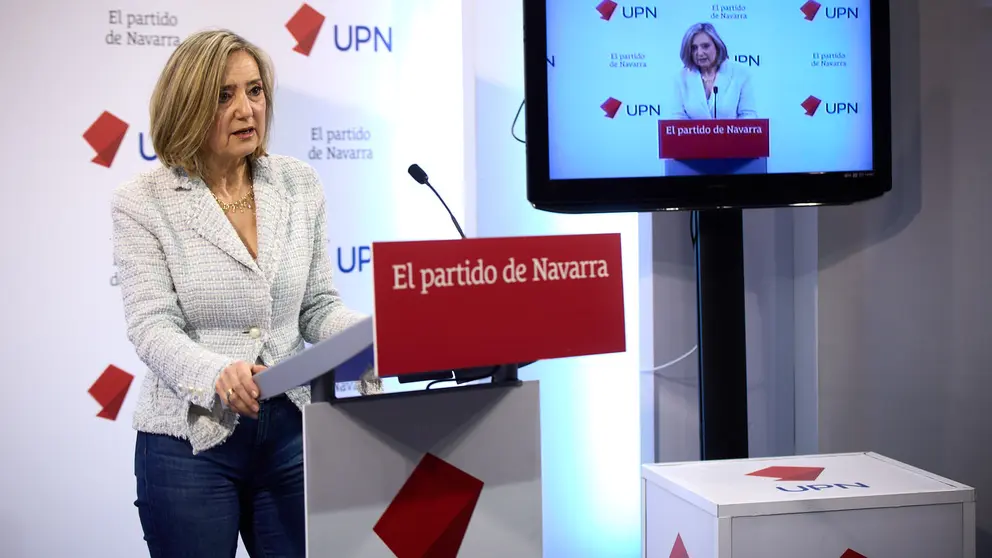 La presidenta de UPN, Cristina Ibarrola, ofrece una rueda de prensa para presentar iniciativas como consecuencia de la contratación de un condenado por pertenencia a ETA en un instituto de Tudela. IÑIGO ALZUGARAY