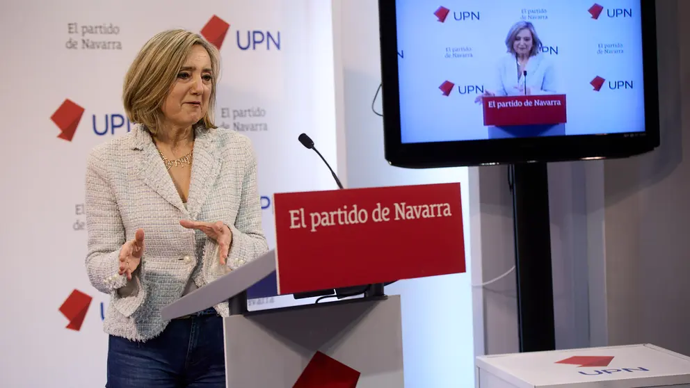 La presidenta de UPN, Cristina Ibarrola, ofrece una rueda de prensa para presentar iniciativas como consecuencia de la contratación de un condenado por pertenencia a ETA en un instituto de Tudela. IÑIGO ALZUGARAY