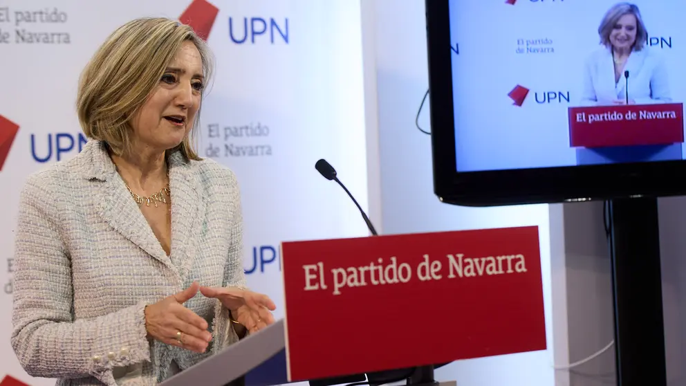 La presidenta de UPN, Cristina Ibarrola, ofrece una rueda de prensa para presentar iniciativas como consecuencia de la contratación de un condenado por pertenencia a ETA en un instituto de Tudela. IÑIGO ALZUGARAY