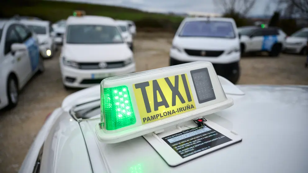 Tele Taxi San Fermin cierra durante una hora (11:00 a 12:00 de la mañana) prestando únicamente los servicios de paradas y convoca una concentración en las instalaciones de Teletaxi durante esa hora de once a doce de la mañana. PABLO LASAOSA