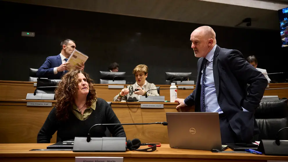 Javier Esparza junto a Marta Álvarez, de UPN, minutos antes de comenzar el pleno del Parlamento. PABLO LASAOSA