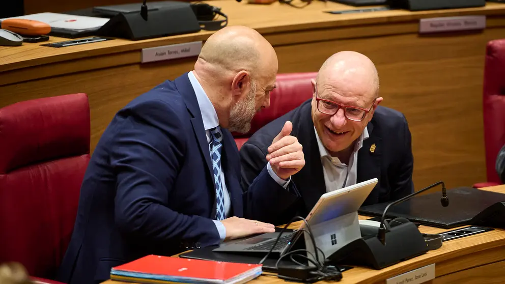 El consejero de Economía y Hacienda José Luis Arasti junyo al consejero de Educación Carlos Gimeno durante la celebración del pleno del Parlamento. PABLO LASAOSA