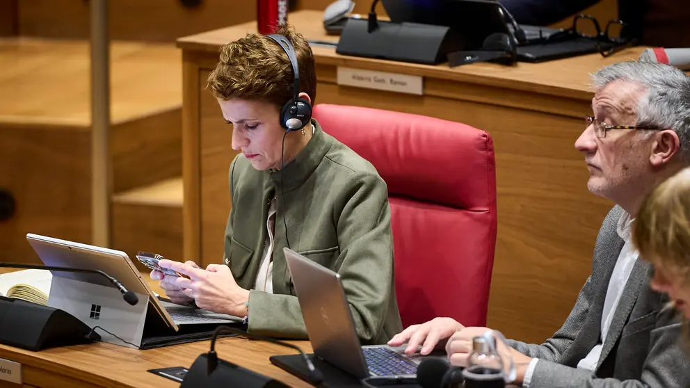 La presidenta del Gobierno María Chivite durante la celebración del pleno del Parlamento. PABLO LASAOSA